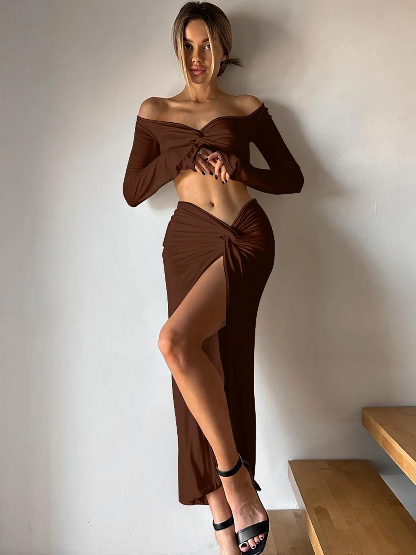 Ensemble Jupe Fendue & Top Croisé – Style Chic & Glamour
