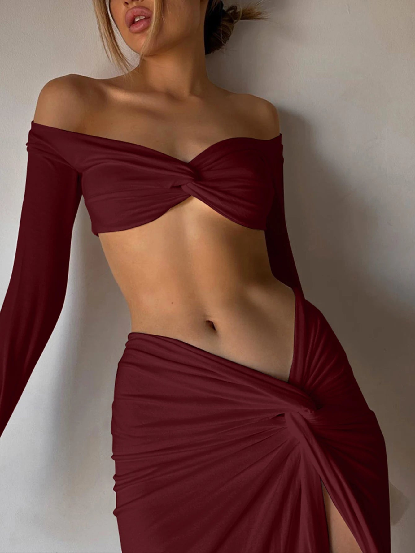 Ensemble Jupe Fendue & Top Croisé – Style Chic & Glamour