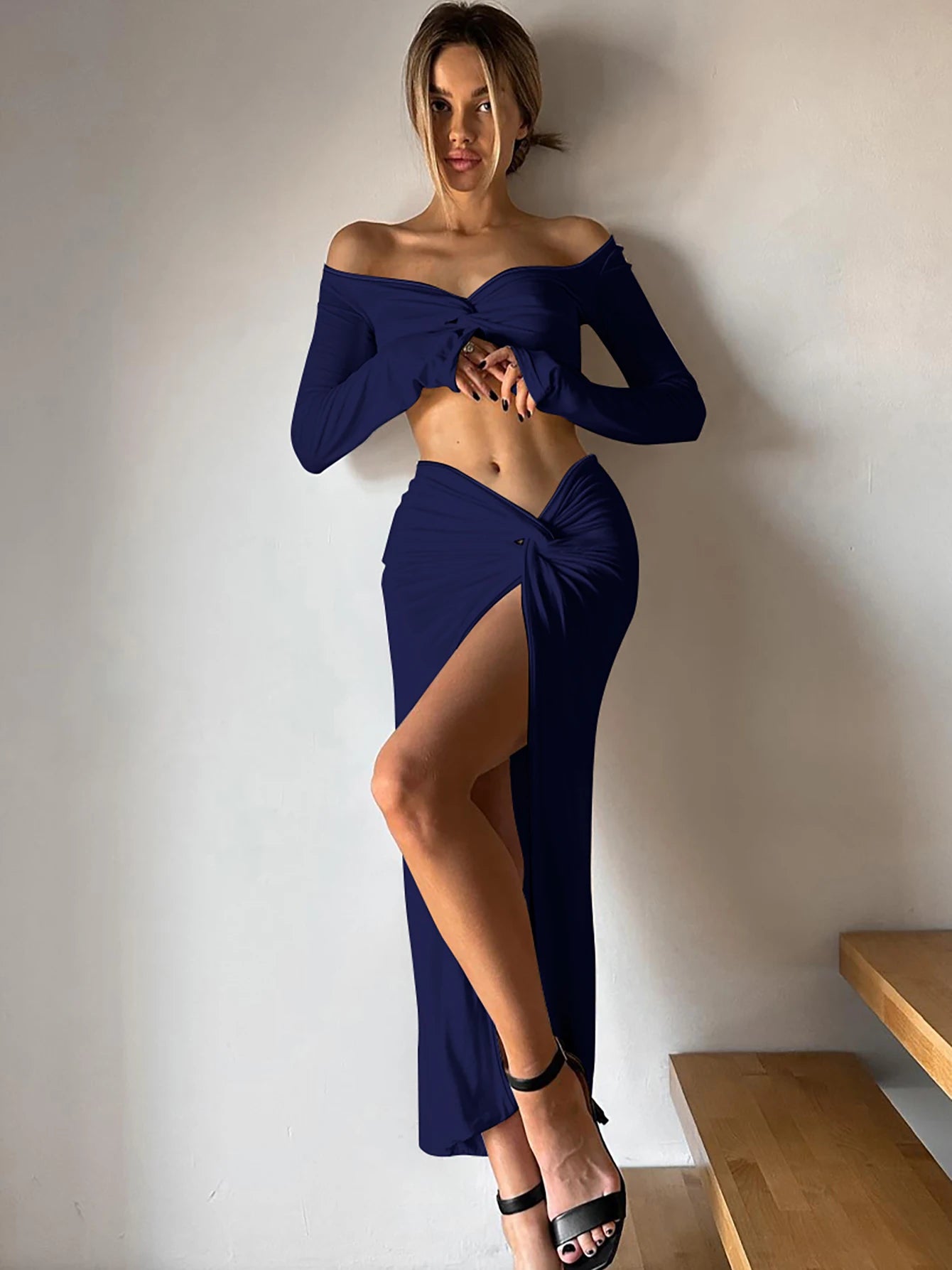 Ensemble Jupe Fendue & Top Croisé – Style Chic & Glamour
